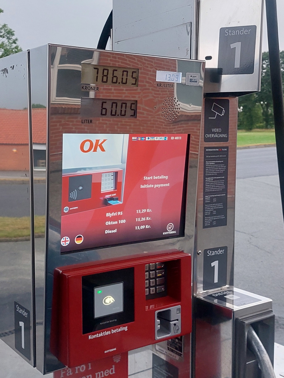 Foto van een informatiedisplay waar te zien is dat er voor 60,05 liter getanked is, waar 786,05 kronen voor betaald moest worden