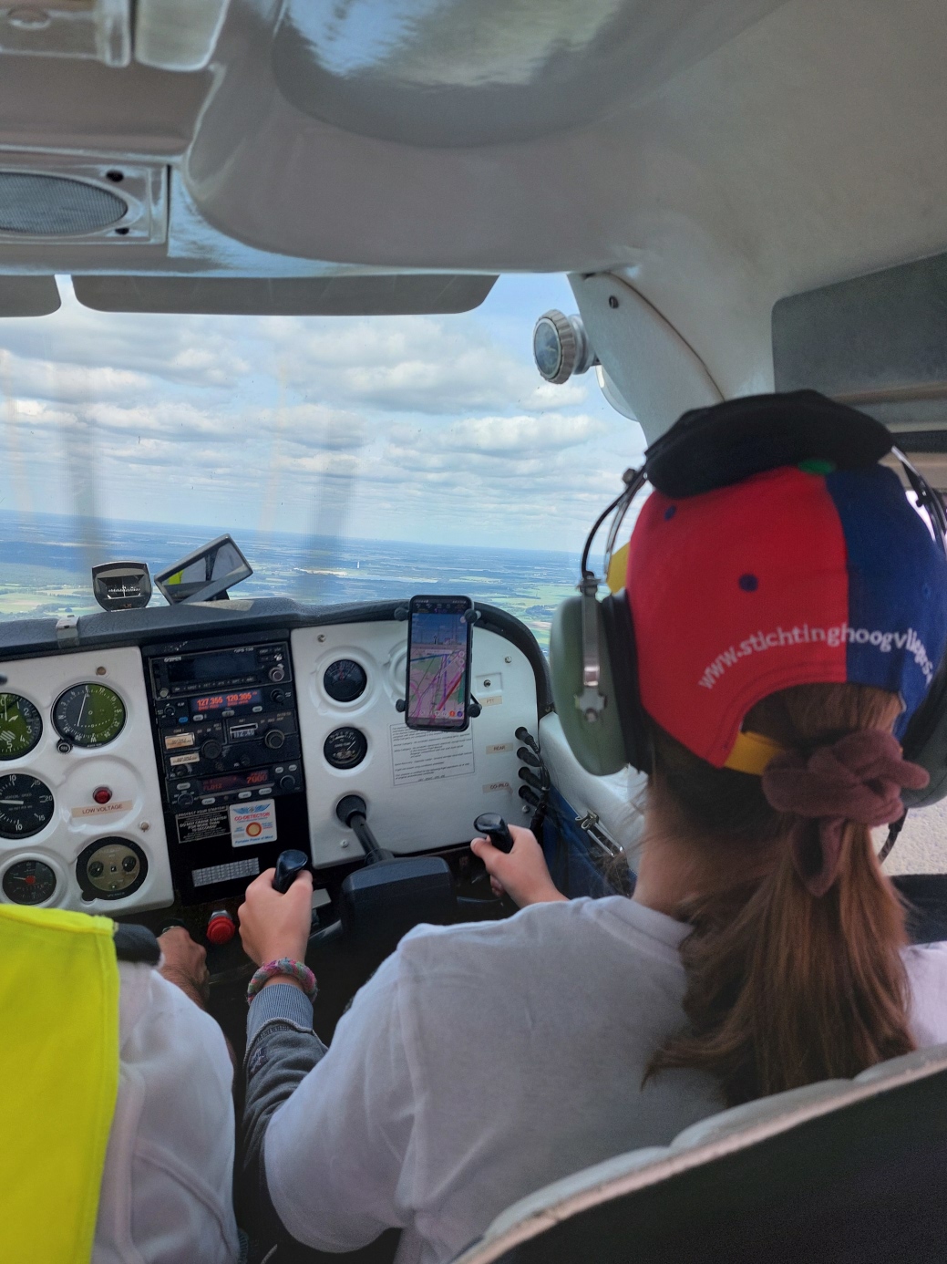 Julia bestuurt een Cessna tijdens Hoogvliegers-dag